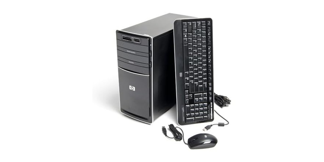 Desktop-Computer von HP mit Tastatur und Maus auf weißem Hintergrund, stellvertretend für zu versendende Computerhardware.