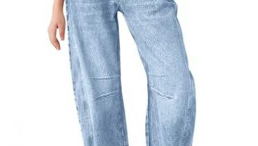 Ein Kind trägt helle, weit geschnittene Baggy Jeans und weiße Sneaker, die zur Online-Passformanalyse dienen.