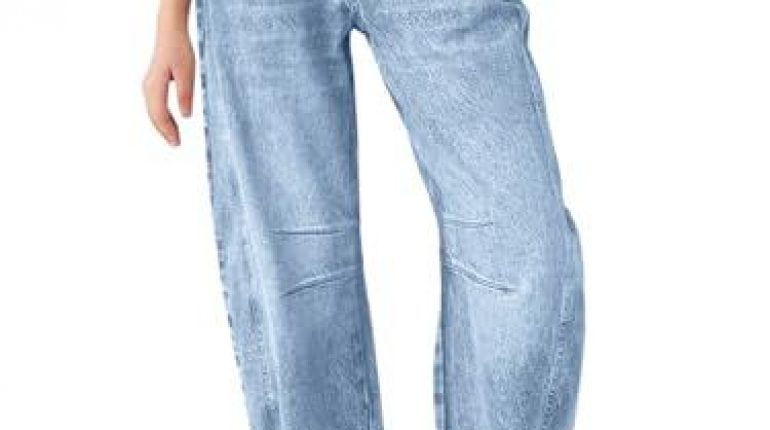 Ein Kind trägt helle, weit geschnittene Baggy Jeans und weiße Sneaker, die zur Online-Passformanalyse dienen.