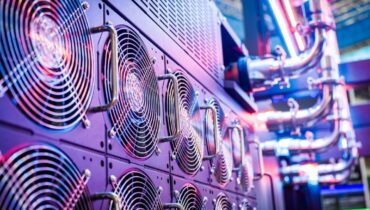 Nahaufnahme von Serverlüftern und Kühlsystemen in einem Rechenzentrum