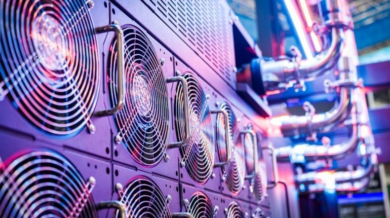 Nahaufnahme von Serverlüftern und Kühlsystemen in einem Rechenzentrum