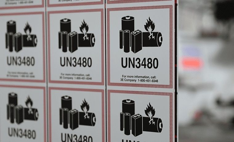 Gefahrgutetiketten mit Batteriesymbol, Flamme und UN3480-Aufdruck